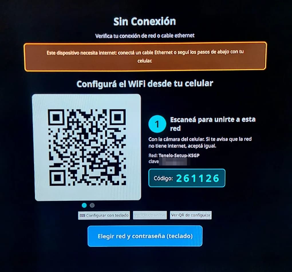 Foto de un televisor con la App Reproductor sin conexión: el paso 1, un código QR grande para unirse a la red temporal del equipo, con el nombre de la red y el código de seis dígitos
